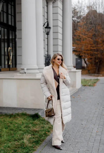 Білий подовжений пуховик