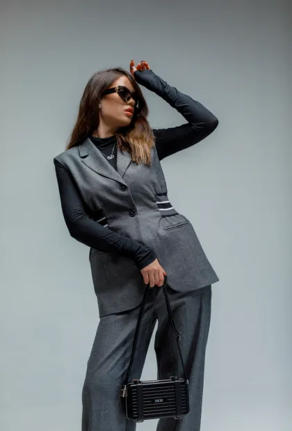 Жилет з акцентом на талії