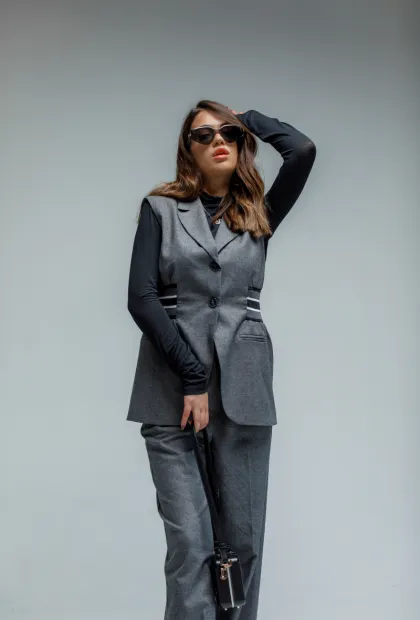 Жилет з акцентом на талії