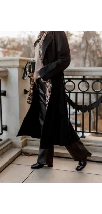 Жіноче пальто назапах. Колір: Чорний