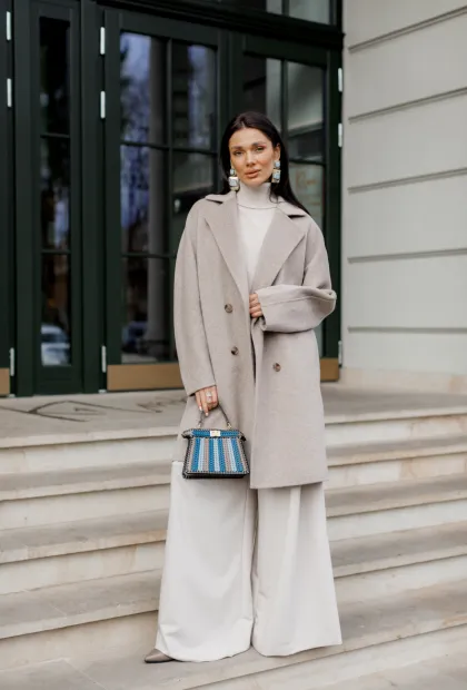 Молочне двобортне пальто