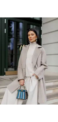 Молочне двобортне пальто. Колір: Бежевий