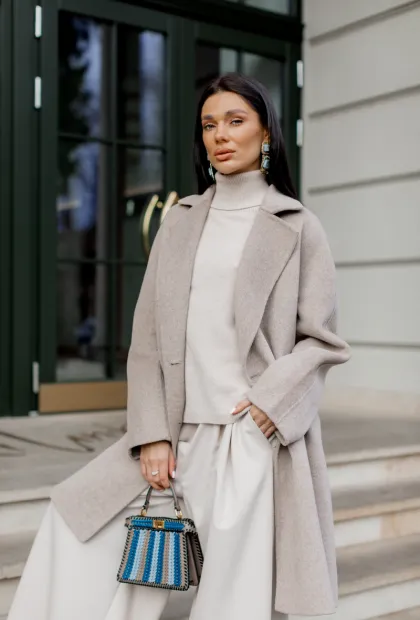 Молочне двобортне пальто