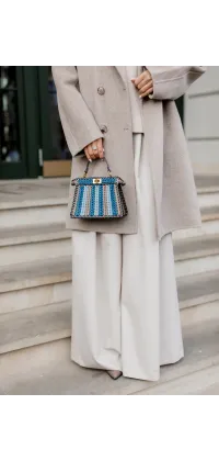 Молочне двобортне пальто. Доступні розміри: M/L