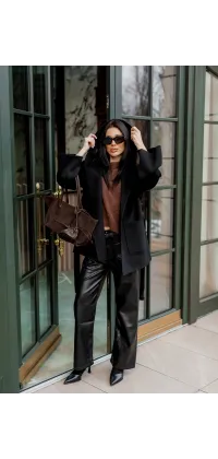 Пальто середньої довжини. Колір: Чорний