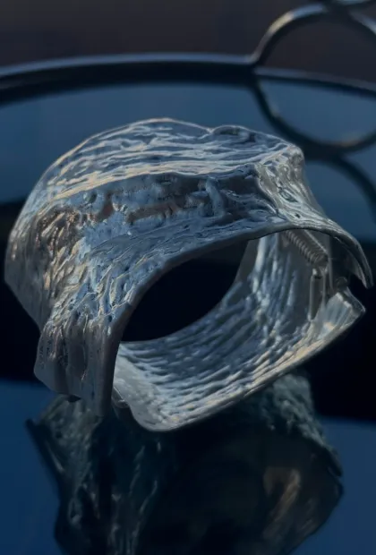 Скульптурний сріблястий браслет-манжет