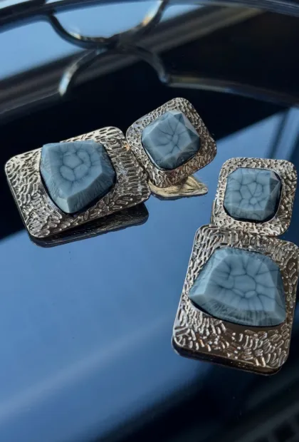 Сережки з геометричними каменями