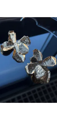 Золоті скульптурні сережки. Колір: Золотий