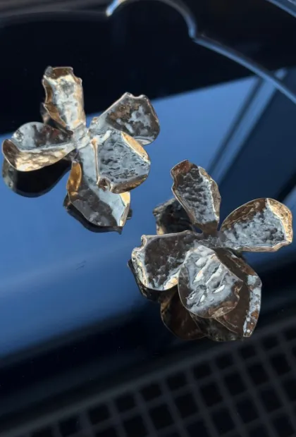 Золоті скульптурні сережки