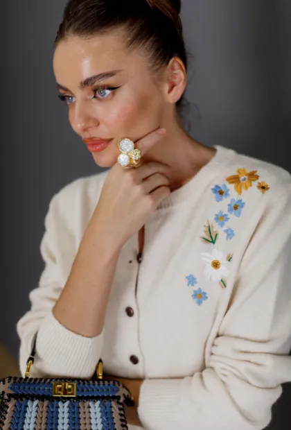 Масивний золотий перстень з перламутром