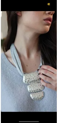 Кольє з матовими фактурними пластинами. Колір: 