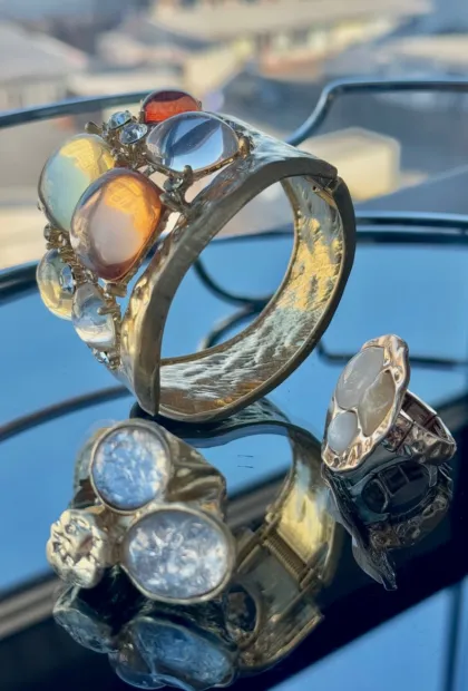 Браслет з багатобарвними камінням