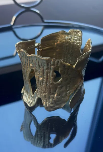 Золотий скульптурний браслет-манжет