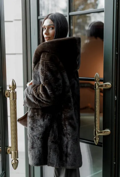 Жіноча шуба з поясом