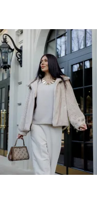 Шуба з елегантним коміром. Колір: Білий