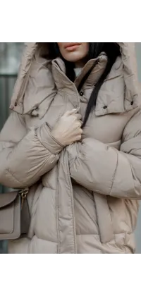 Французький пуховик жіночий з холофайбером, світлий беж з об'ємний капюшоном, довжина міді, одяг від Jador