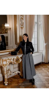 Блуза IMPERIAL з декоративним ланцюгом. Колір: Чорний