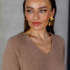 Светр з V-подібним вирізом