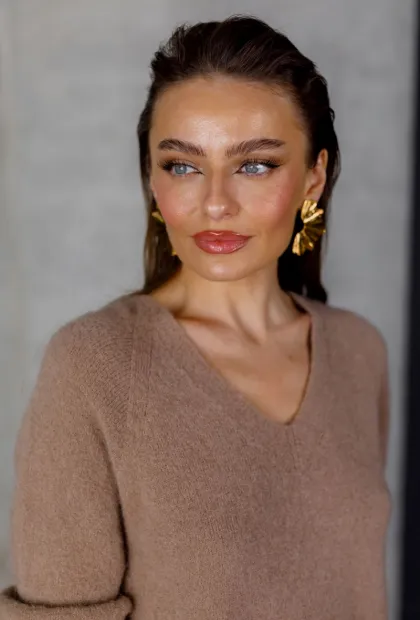 Светр з V-подібним вирізом