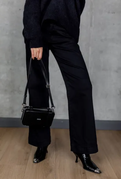 Чорні джинси прямого крою