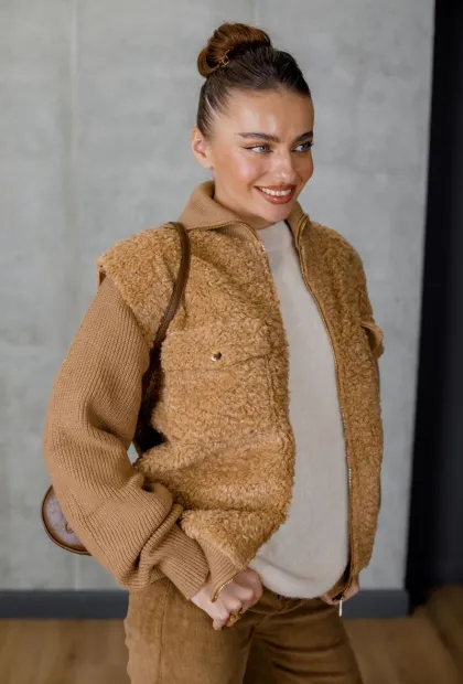 Светр карамельного кольору з коміром