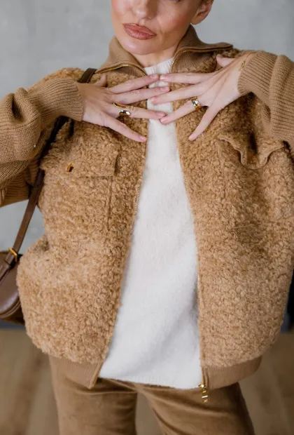 Светр карамельного кольору з коміром