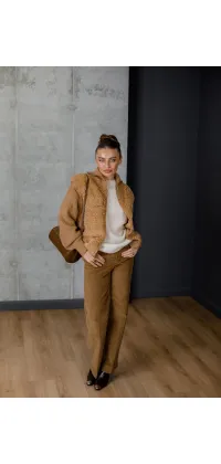 Светр карамельного кольору з коміром. Доступні розміри: S, M, L