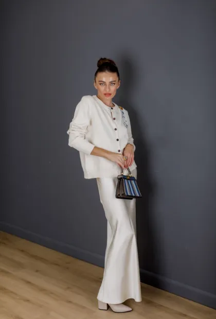 Молочний кардиган з вишивкою