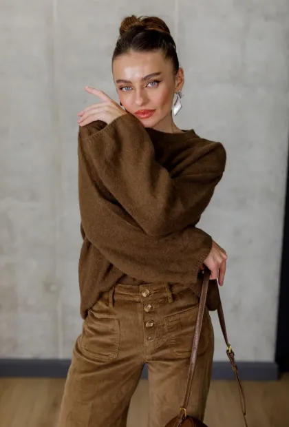 Светр з м’якої ангори кольору шоколаду