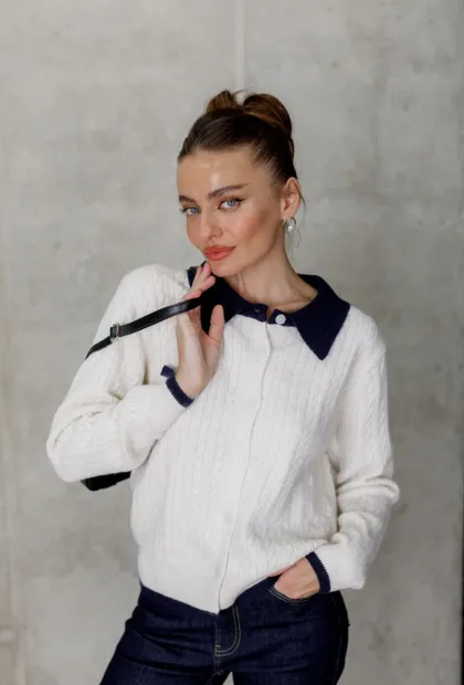 Кардиган молочного кольору з темно-синім коміром