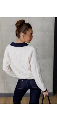 Кардиган молочного кольору з темно-синім коміром. Колір: Білий