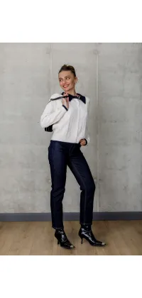 Кардиган молочного кольору з темно-синім коміром. Доступні розміри: 