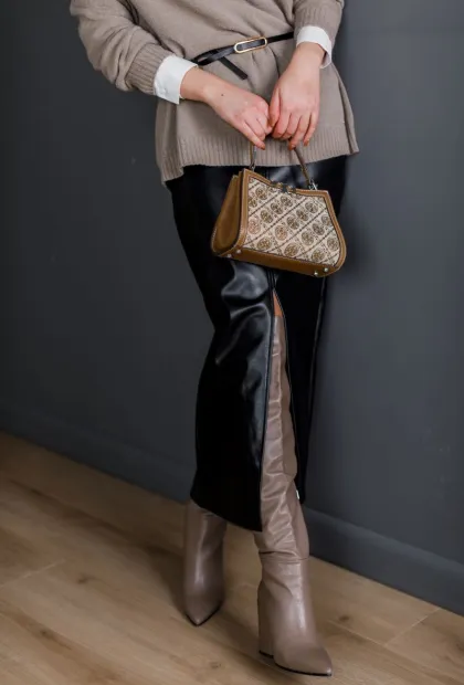 Чорна спідниця з еко-шкіри