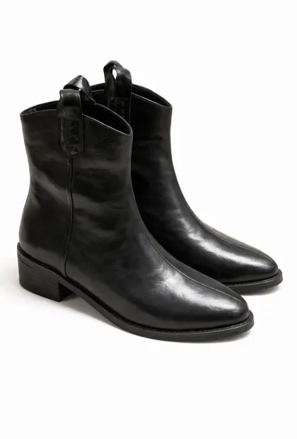 Жіночі чорні черевики на низькому каблуці