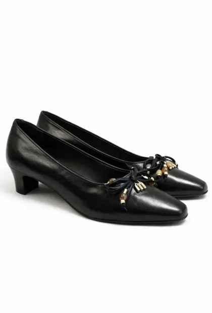 Жіночі чорні туфлі на низькому каблуці