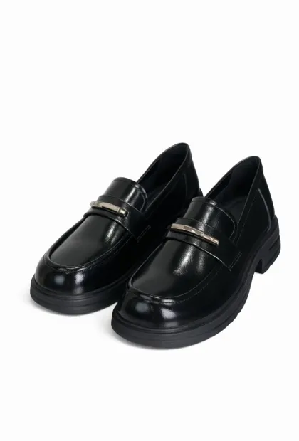 Чорні лофери з металевим акцентом