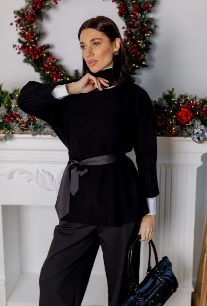 Чорний трикотажний светр з високим коміром