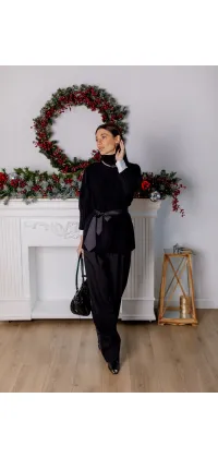 Чорний трикотажний светр з високим коміром. Колір: Чорний