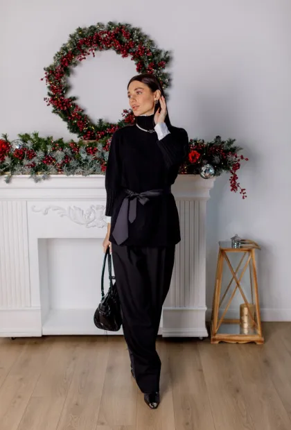 Чорний трикотажний светр з високим коміром