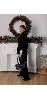 Чорний трикотажний светр з високим коміром. Доступні розміри: Tu