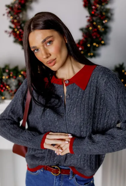 Сірий в’язаний светр з контрастним коміром