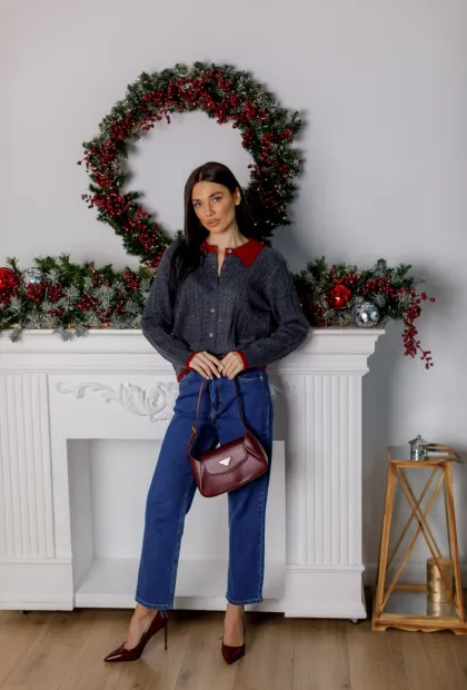 Сірий в’язаний светр з контрастним коміром