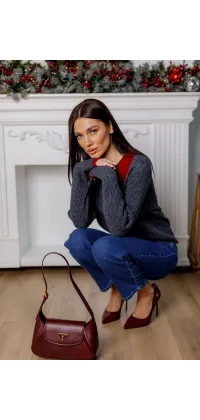 Сірий в’язаний светр з контрастним коміром. Доступні розміри: 