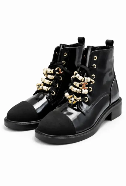 Лаковані черевики з декоративною шнурівкою у стилі Chanel