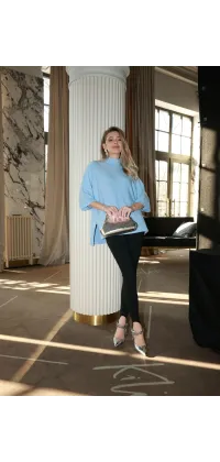 Oversize светр з високою горловиною. Колір: Блакитний