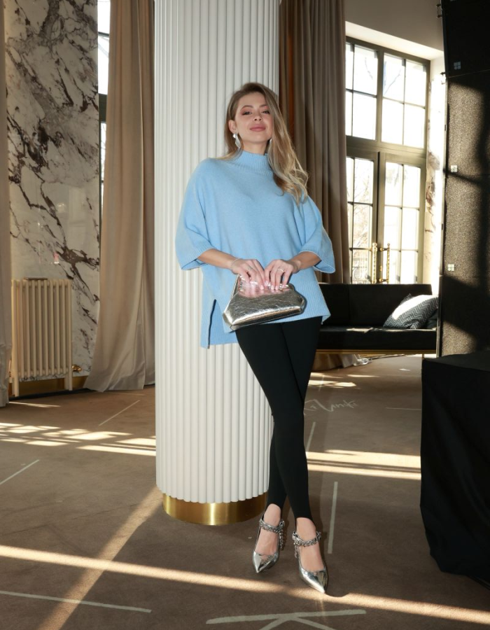 Oversize светр з високою горловиною