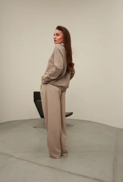 Светр oversize з V-подібною горловиною