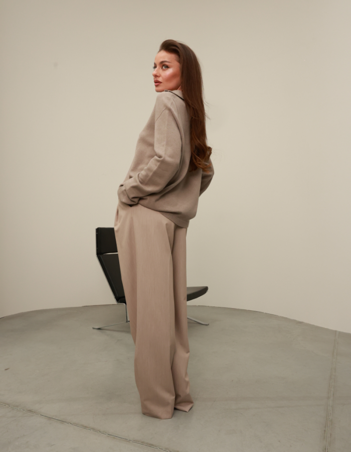 Светр oversize з V-подібною горловиною