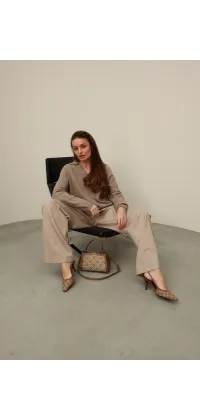 Светр oversize з V-подібною горловиною, одяг від Jador