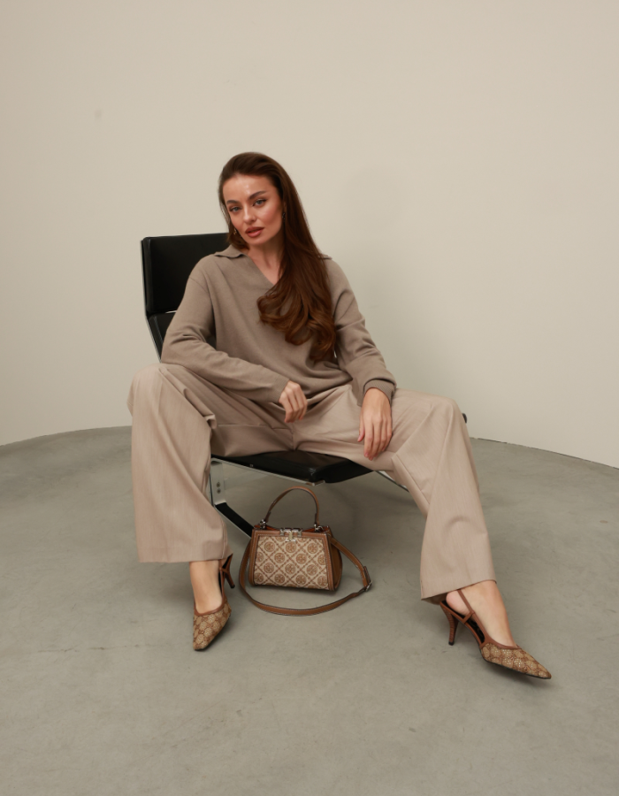 Светр oversize з V-подібною горловиною